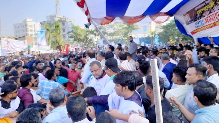 নেতাকর্মীদের ভারে সমাবেশের মঞ্চ ভেঙে পড়ে গেলেন বিএনপি নেতারা