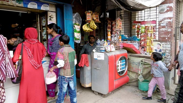 স্কুল-কলেজের সামনে
