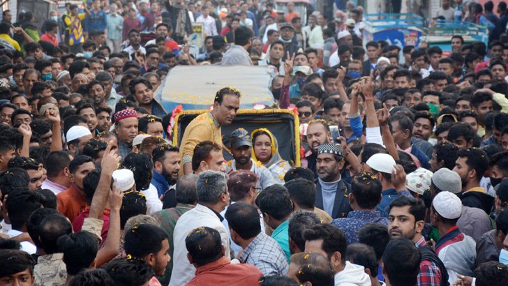 নারায়ণগঞ্জে মাজার জিয়ারতে আইভী, নেতাকর্মীদের ঢল নিয়ে প্রশ্ন
