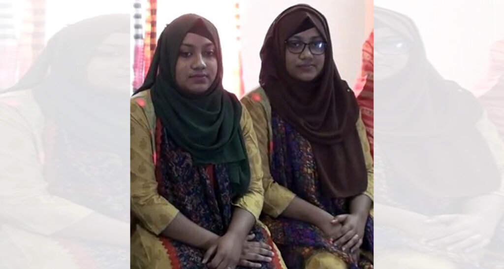 জমজ দুই বোনের