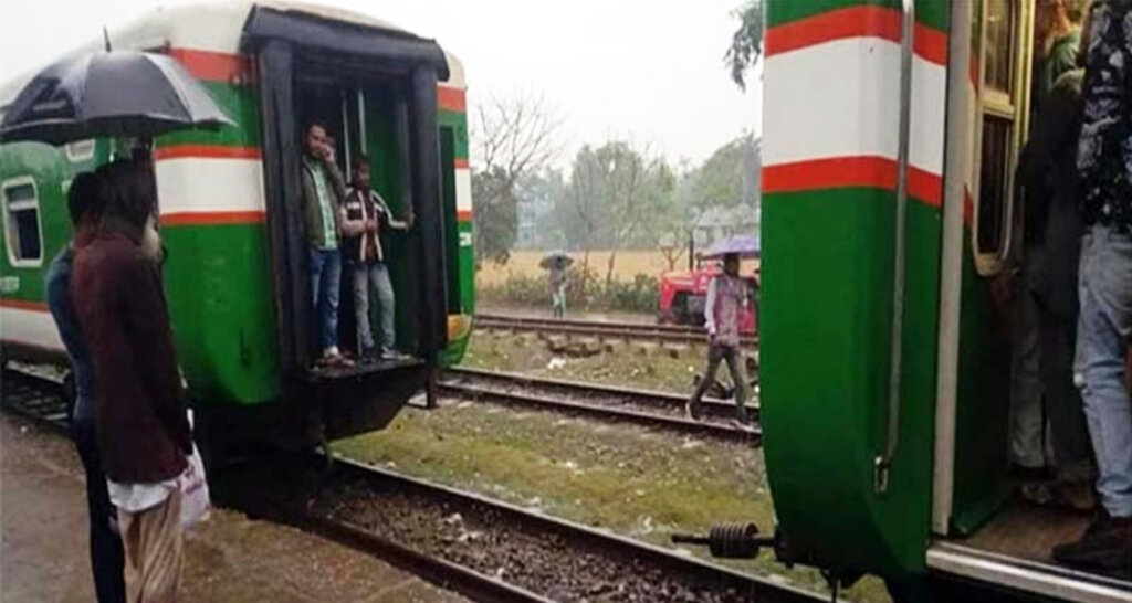 মাঝখানে বগির জয়েন্ট খুলে দুই ভাগ হয়ে গেল ট্রেন ট্রেন