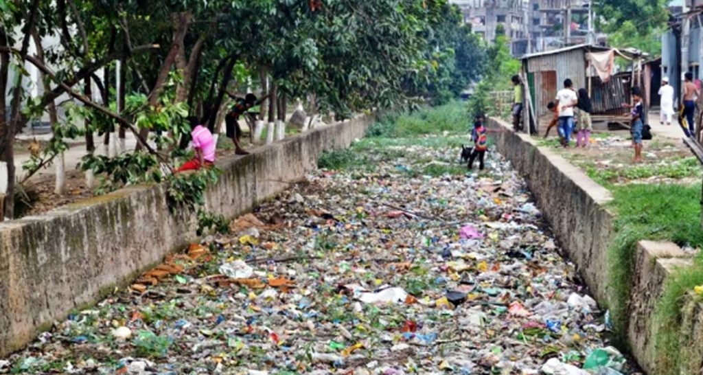 ড্রেনের মধ্যে ময়লা