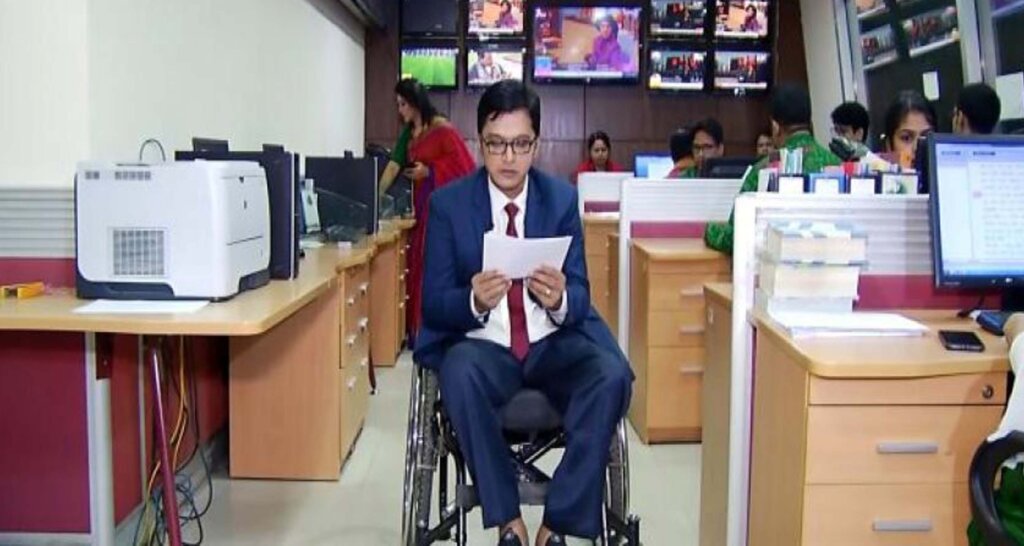 প্রথম হুইল চেয়ারে সংবাদ উপস্থাপক