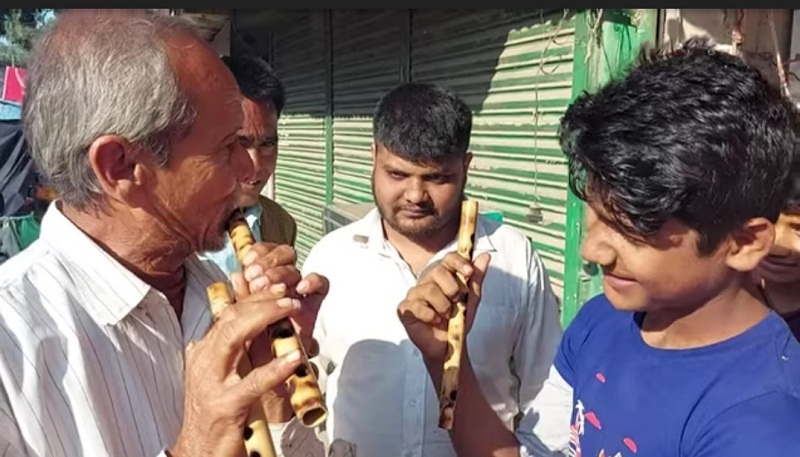 বাঁশি বিক্রি করেন কমল কান্তি