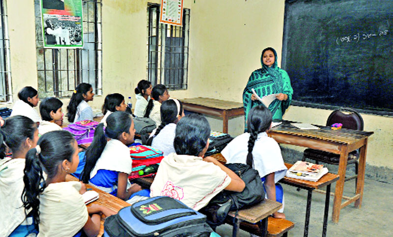 বিদ্যালয়ে হঠাৎ ক্লাস চালানোর নির্দেশে