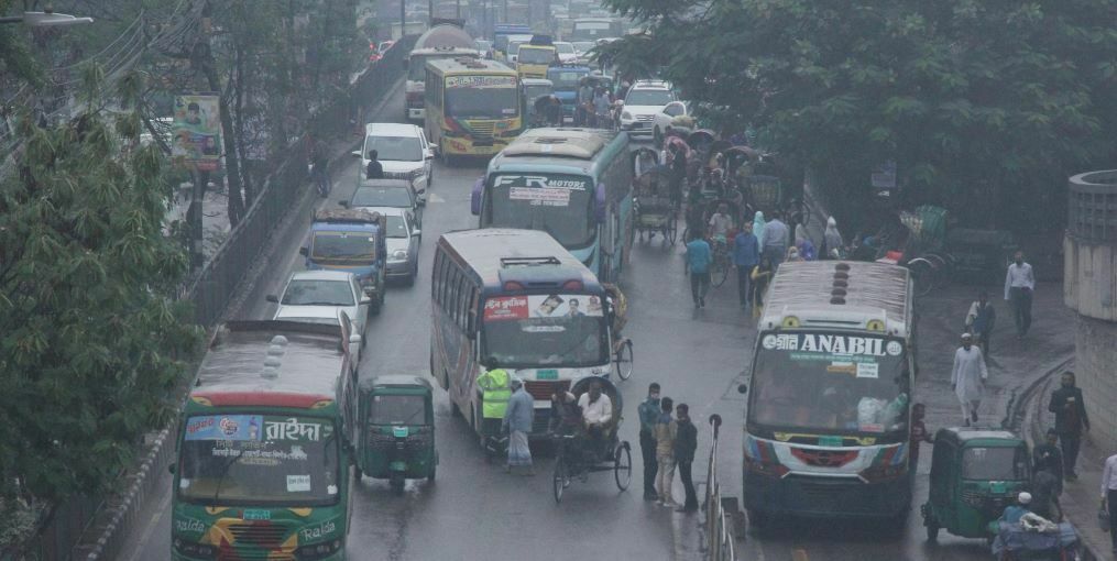 টানা বৃষ্টিতে চরম দুর্ভোগে রাজধানীবাসী