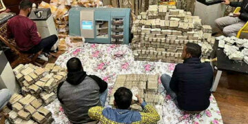 ব্যবসায়ীর বাড়িতে নোটের
