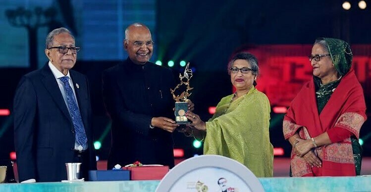 ভারতের রাষ্ট্রপতির হাতে ‘মুজিব চিরন্তন’ শ্রদ্ধাস্মারক তুলে দিলেন বঙ্গবন্ধু কন্যা