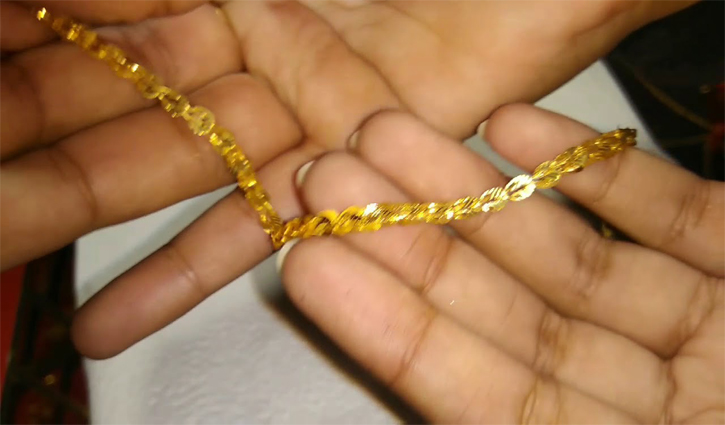 মোটা একটি স্বর্ণের চেইন খেয়ে ফেলল গরু, এরপর… 