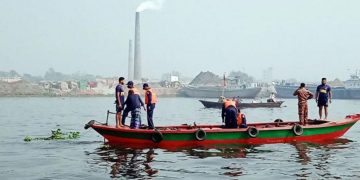 ট্রলারডুবি : ধলেশ্বরী নদীতে ভেসে উঠল মা-মেয়েসহ ৪ জনের মরদেহ