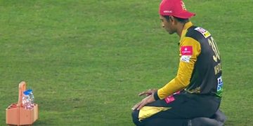খেলার ফাঁকে মাঠে নামাজ আদায়, প্রশংসায় ভাসছেন মাহমুদউল্লাহ