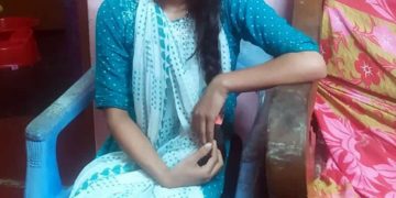 অনশনে তরুণী