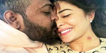 জ্যাকুলিনের হাতের হীরের আংটি