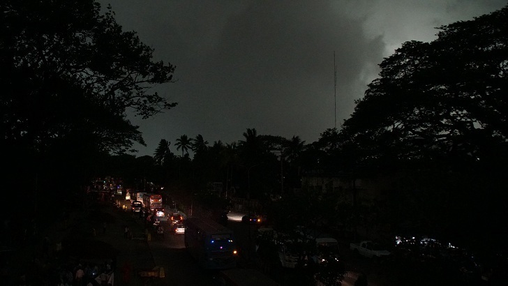 ভরদুপুরে রাজধানী ঢাকায় রাতের আঁধার