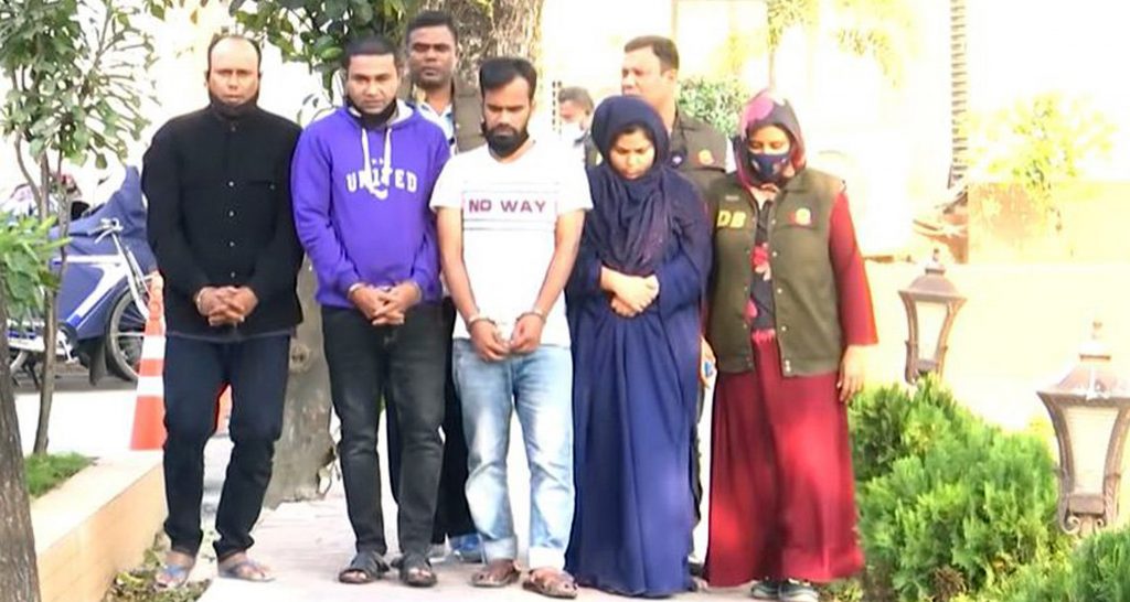 রুমে নিয়ে আপত্তিকর অবস্থায় জড়াতেন স্ত্রী, পুলিশ সেজে আসতেন স্বামী স্ত্রী