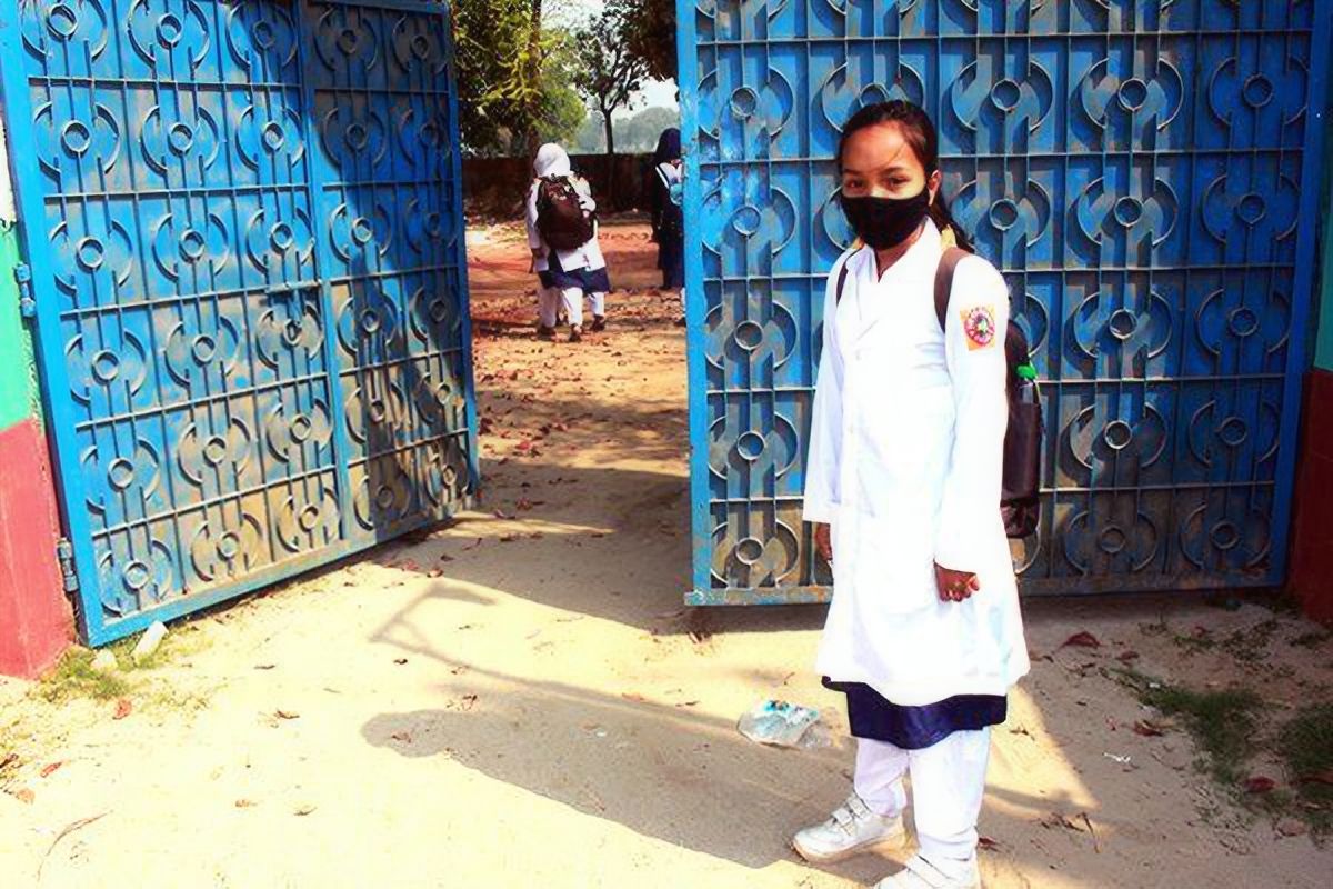 প্রধানমন্ত্রীর দেয়া ইউনিফর্ম ও স্কুল ব্যাগে ফের শুরু হলো স্বর্ণার স্কুল জীবন