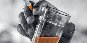 গরম চায়ের সঙ্গে সিগারেট