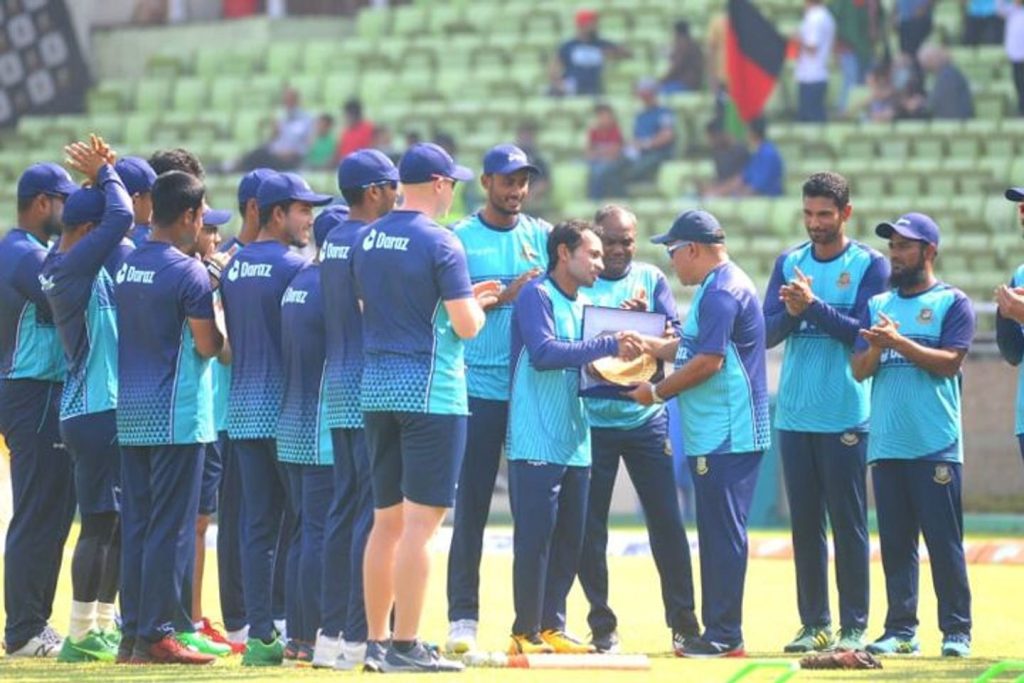 শততম টি-টোয়েন্টির মাইলফলকের দিনে মুশফিককে বিসিবির সম্মাননা