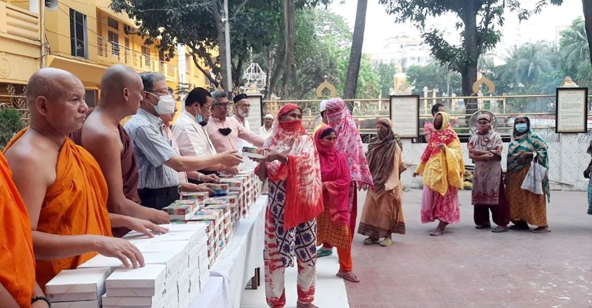 প্রতিদিন দুই শতাধিক গরিবকে ইফতার করায় বৌদ্ধ মন্দির