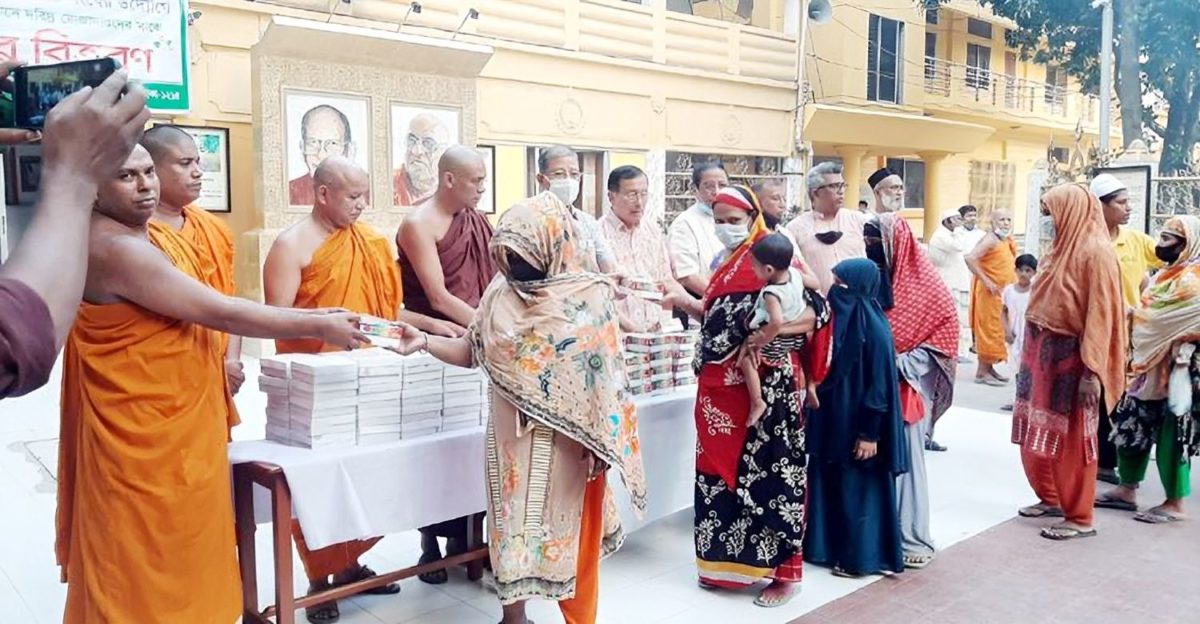 প্রতিদিন দুই শতাধিক গরিবকে ইফতার করায় বৌদ্ধ মন্দির