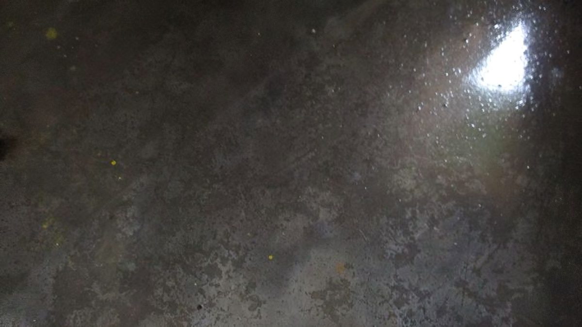 হঠাৎ ‘ঘামছে’ পাকা ভবনের মেঝে ও দেয়াল