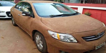 গাড়িতে গোবর