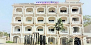 ছাত্রকে দিয়ে ছাত্রী