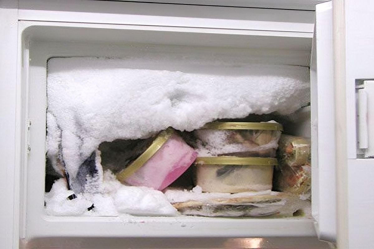 Холодильник с заморозкой. Лед в морозилке. Замерзший холодильник. Холодильник разморозился. Холодильник морозилка.