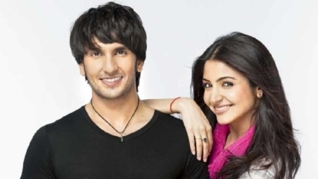 আনুশকার নিতম্বে চিমটি দিতে চান রণবীর আনুশকা