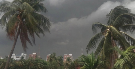 ঝড়ের আভাস