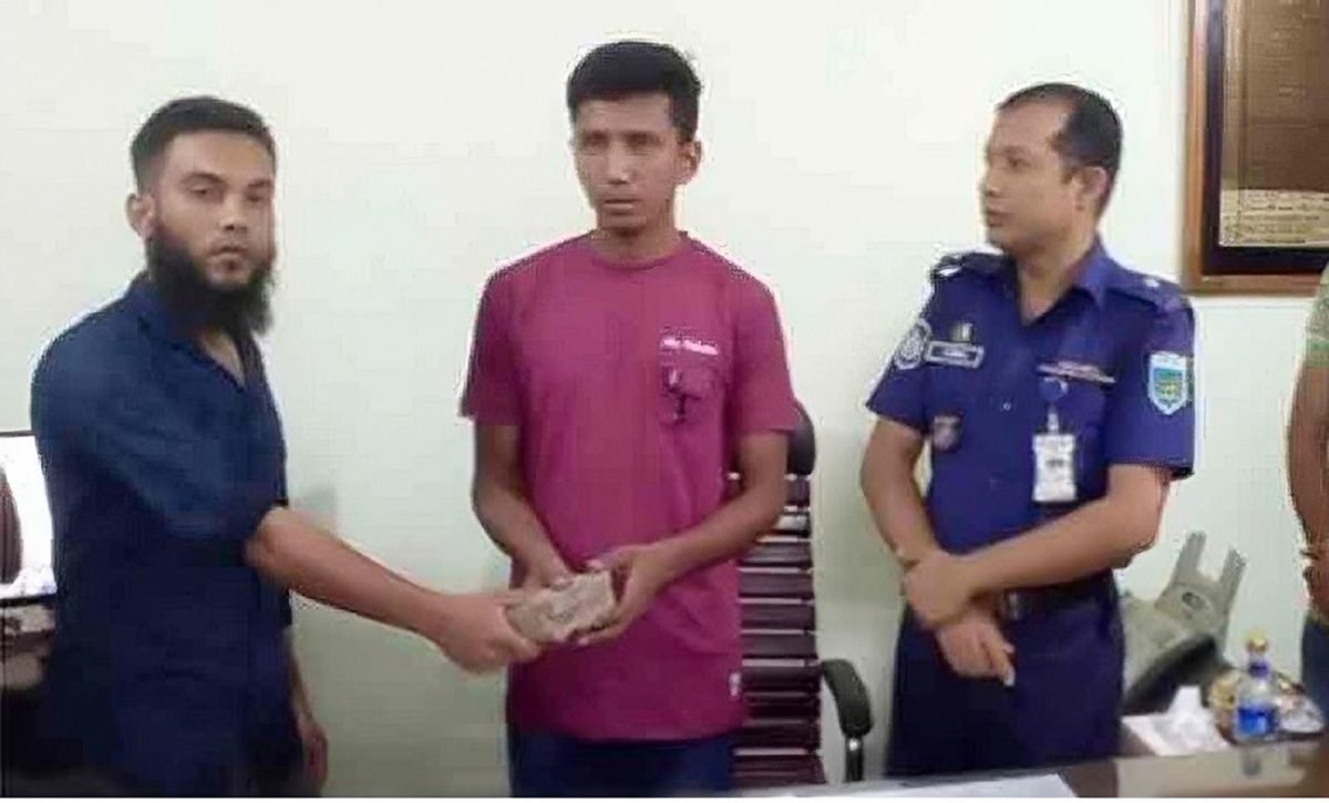 রাস্তায় কুড়িয়ে পাওয়া ২৫ লাখ টাকা ফেরত দিলেন ট্রাকচালক