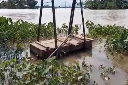 বেঁধে রাখা হয়েছে লাশ