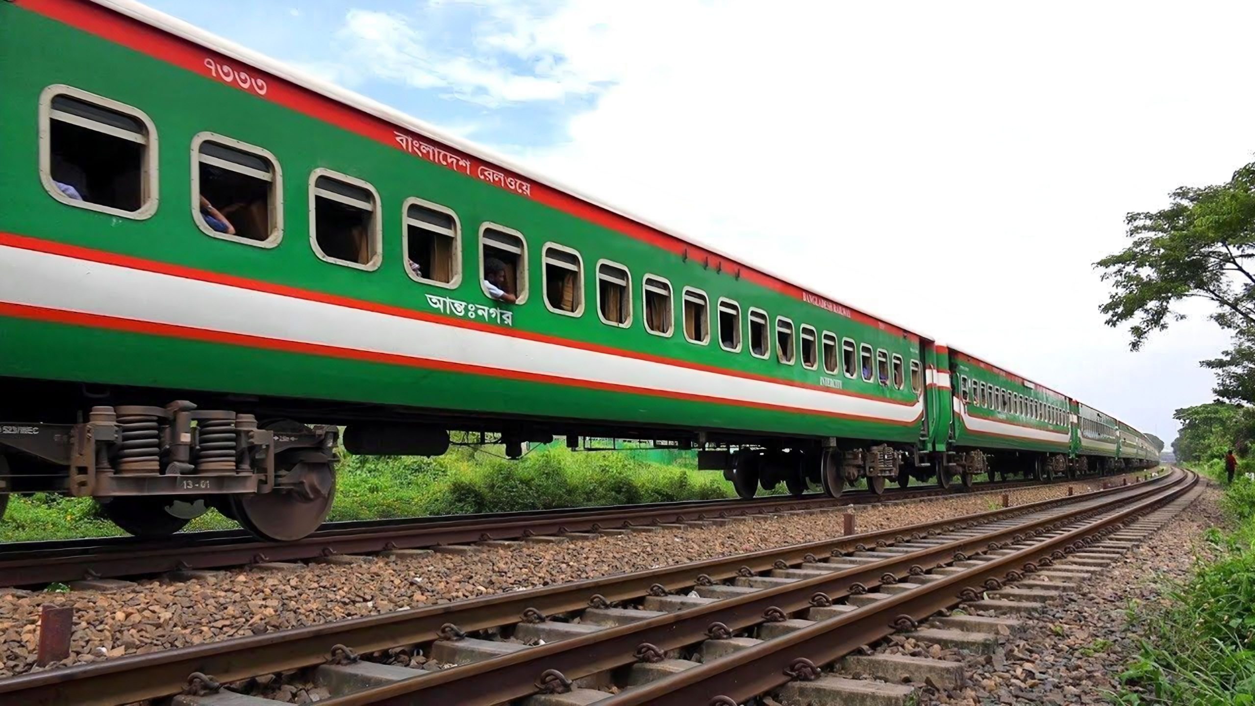 চলন্ত ট্রেনে ছেলে সন্তান জন্ম দিলেন জেসমিন