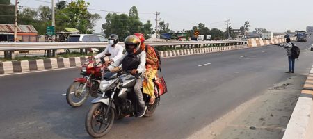 মহাসড়কে মোটরসাইকেল