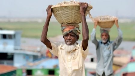 শ্রমিকের নূন্যতম মজুরি ২০ হাজার টাকা করার দাবি