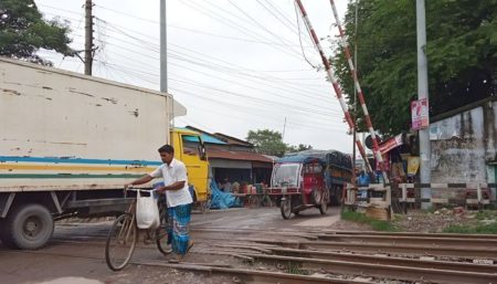 ফুলবাড়ীর রেলঘুমটি লেভেলক্রসিং