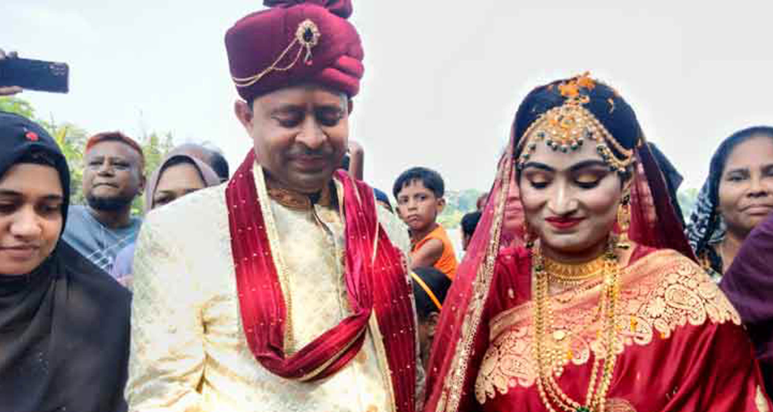 হেলিকপ্টারে চড়ে ঘরে এলো নববধূ নববধূ