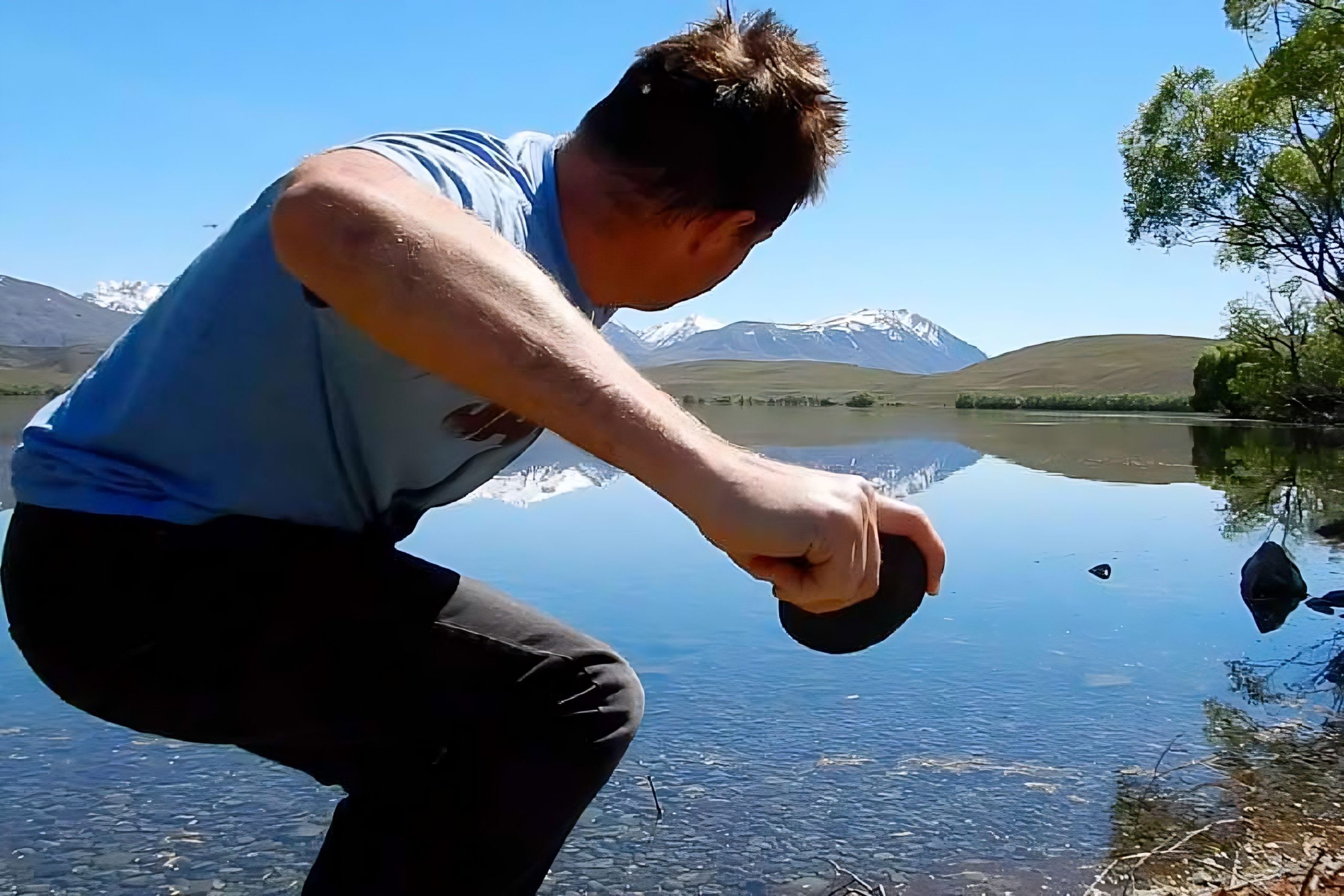 Кинул камень. Стоунскиппинг. Мировой рекорд по киданию камней в воду. Stone skimming соревнования рекорды. Rock skipping.