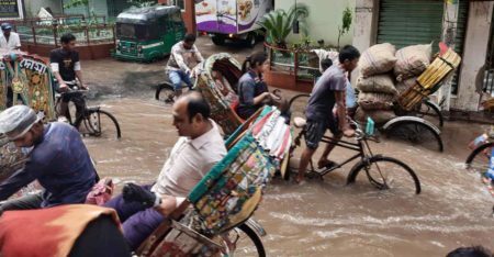 রাজধানীর অলি-গলিতে হাঁটু পানি, ভোগান্তিতে নগরবাসী