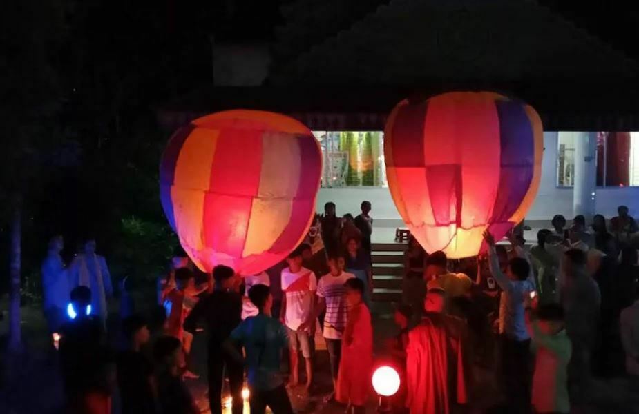 রাতের আকাশে রংবেরঙের ফানুস