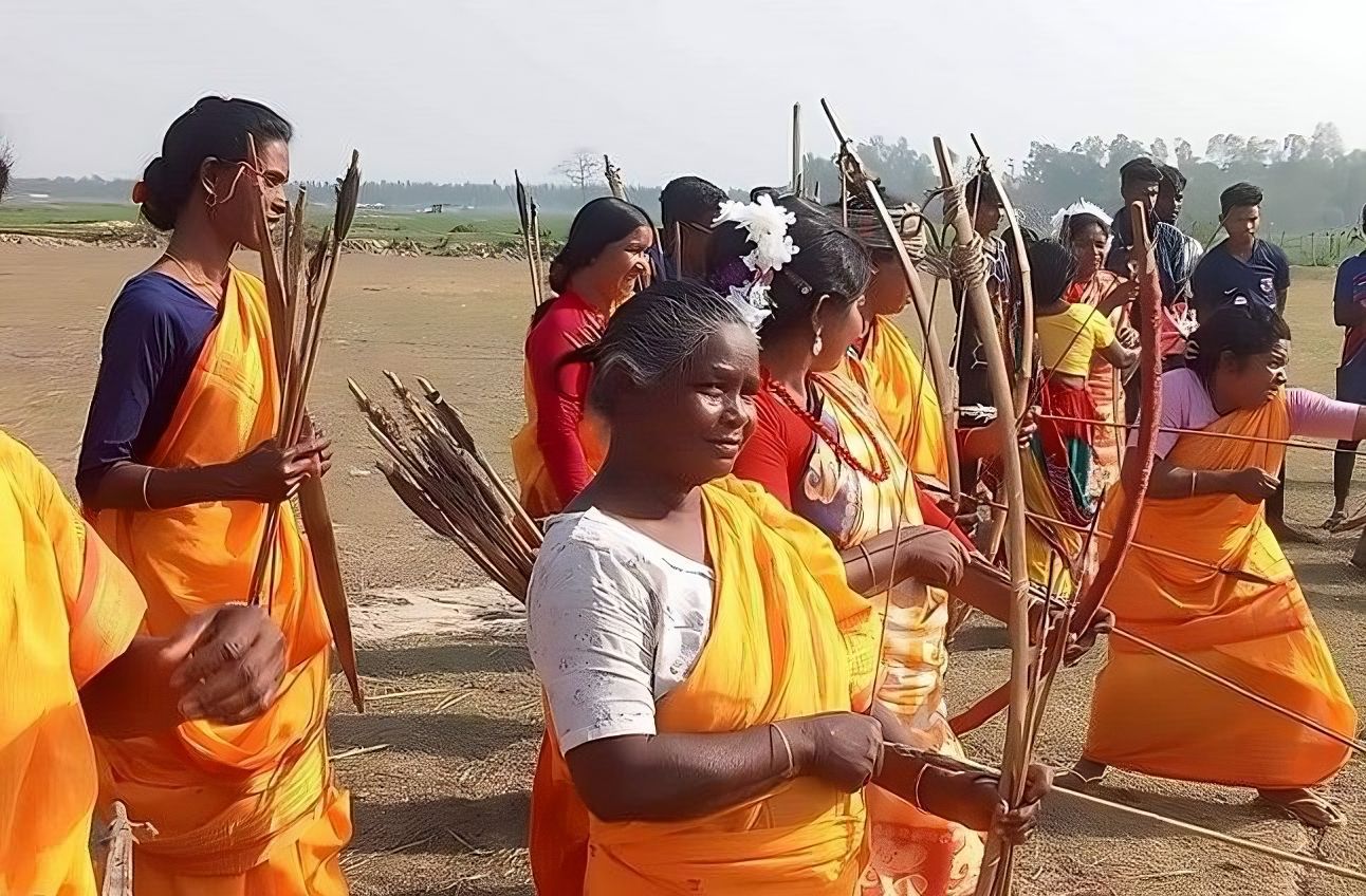 সাঁওতাল নারীদের তীরছোঁড়া প্রতিযোগিতা