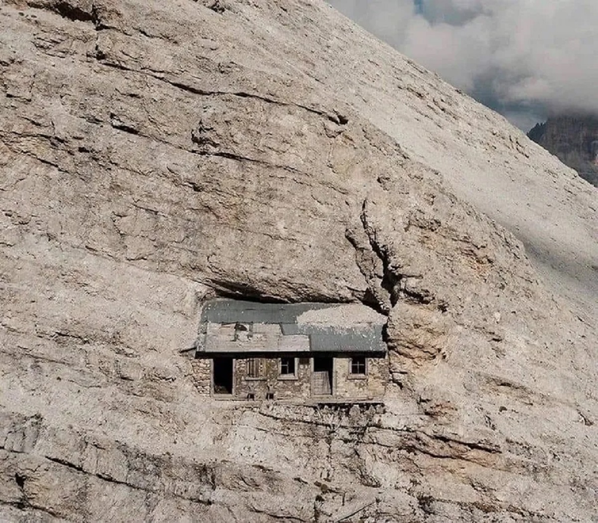 alpine-shelter-on-monte-cristallo