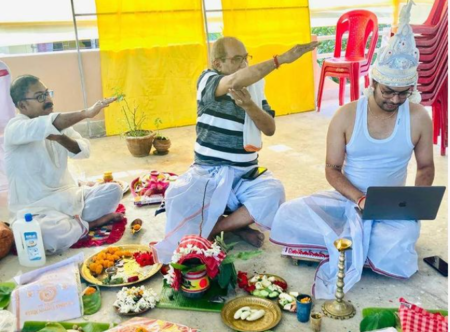 বিয়ের অনুষ্ঠানে ল্যাপটপে কাজ করছে বর! সোশ্যাল মিডিয়ায় ভাইরাল