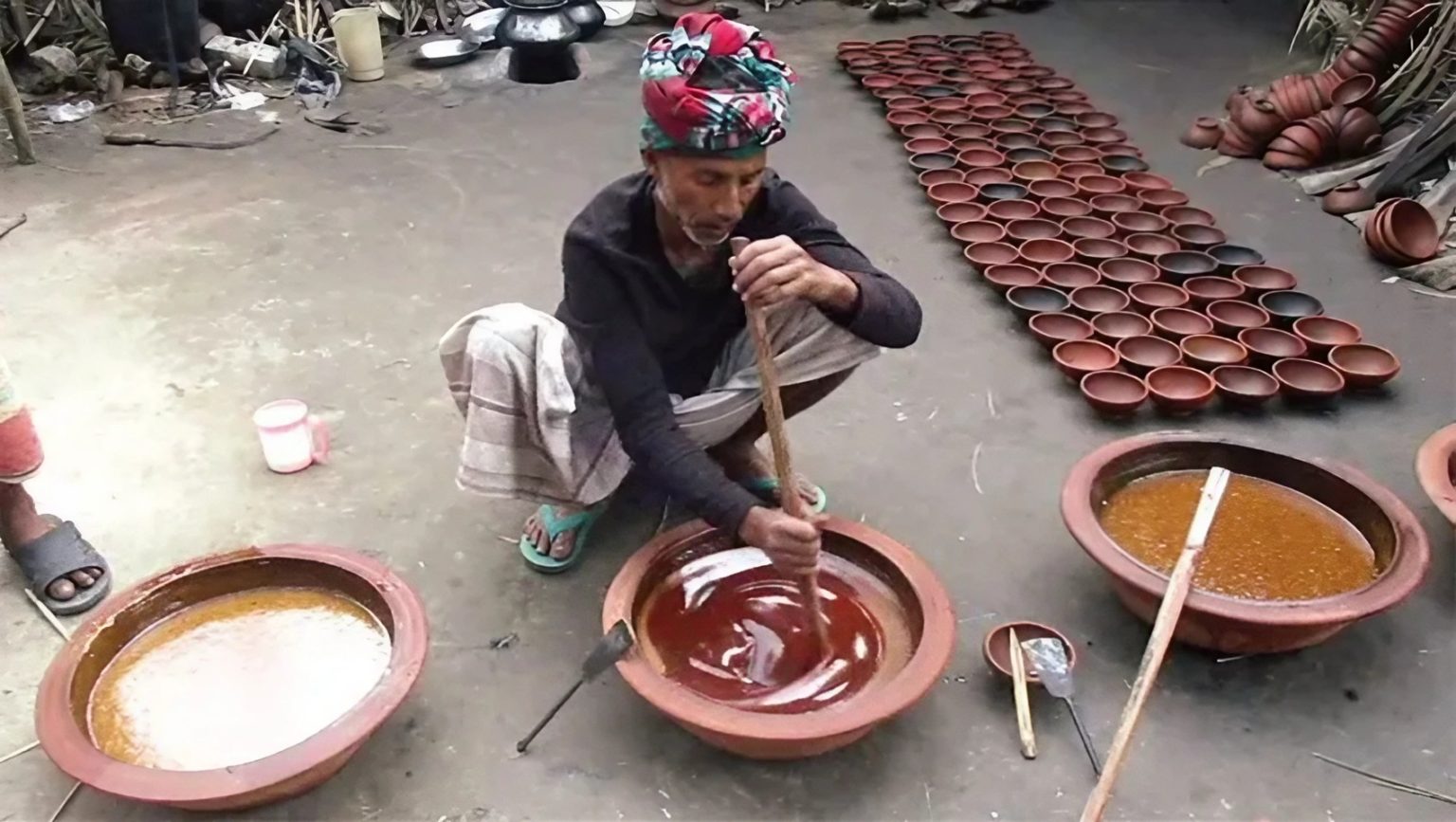 ধুম পড়েছে খেজুরের গুড় তৈরীর, চাঙ্গা গ্রামীণ অর্থনীতি খেজুরের গুড়