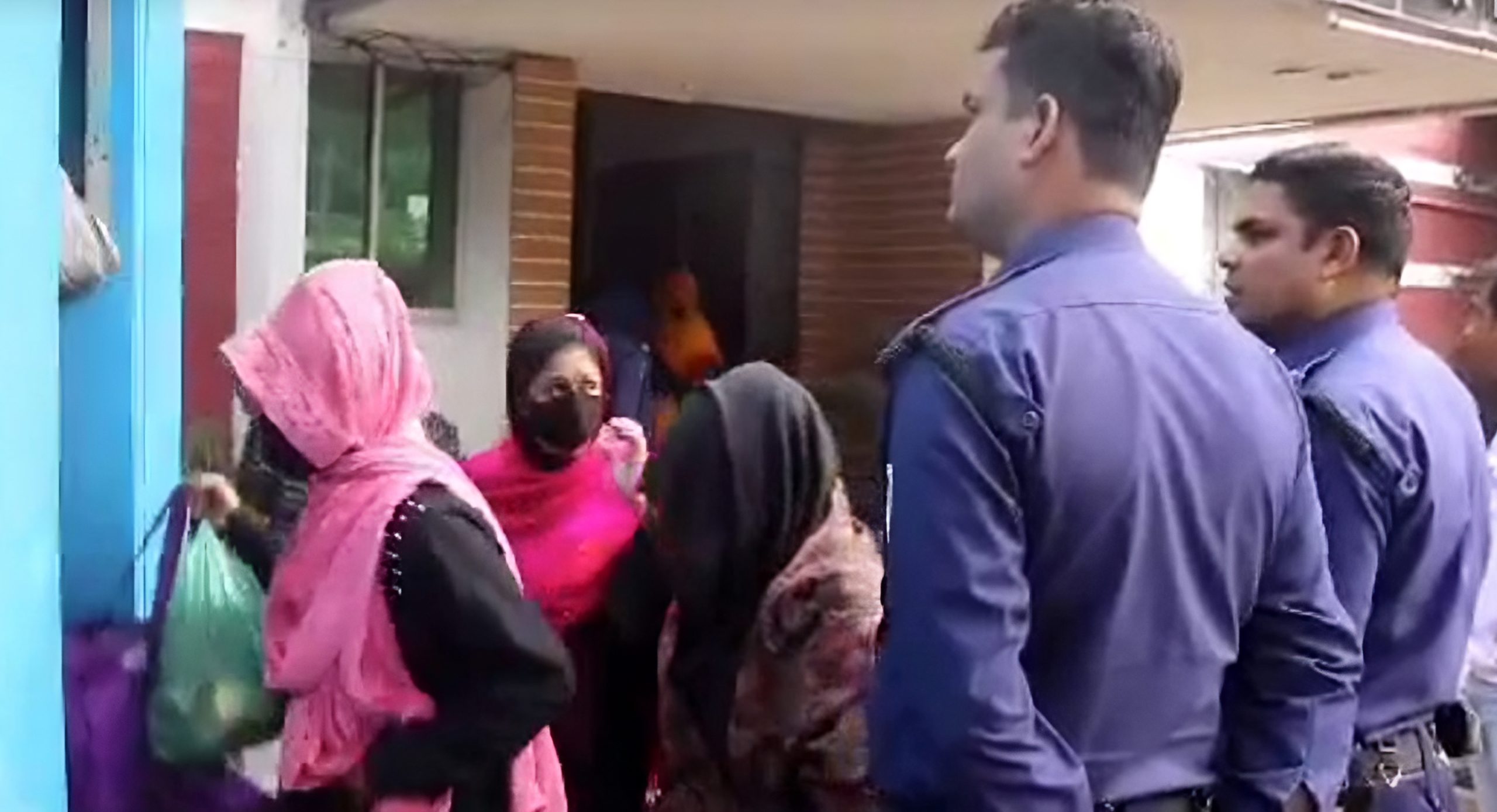 আবাসিক হোটেল থেকে ২০ নারীসহ আটক ৩৩ আবাসিক হোটেল