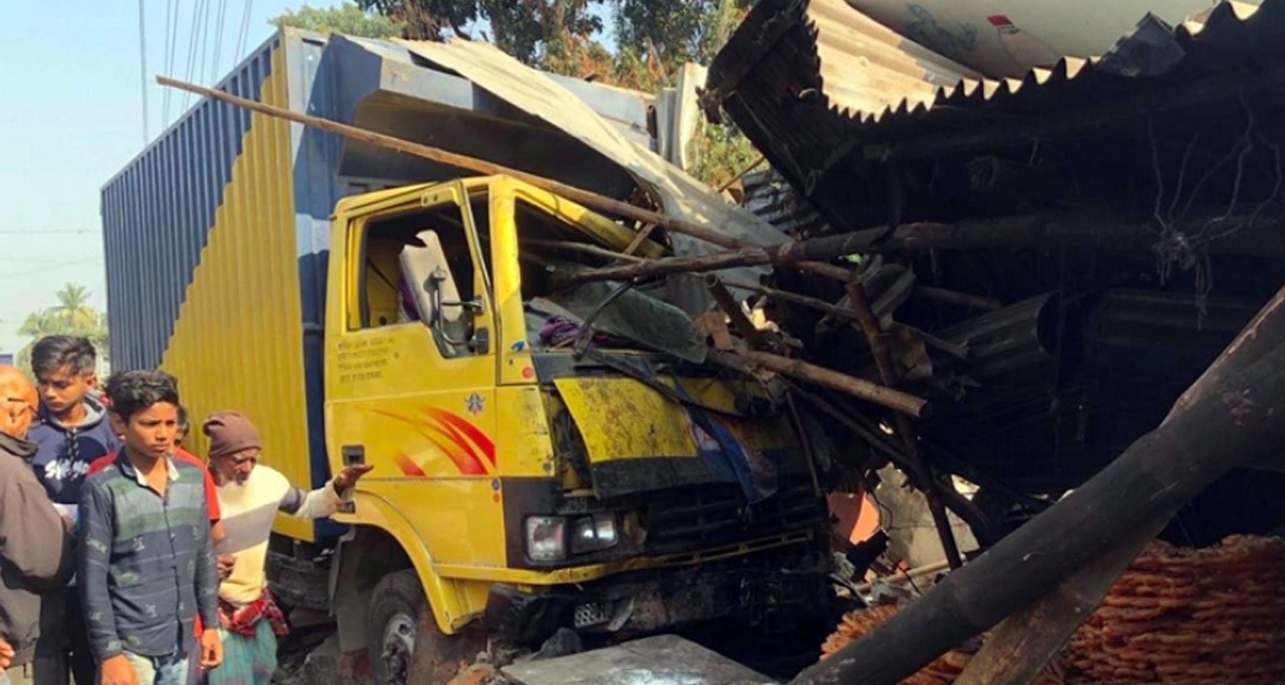 খাবার হোটেলে ঢুকে পড়ল কাভার্ড ভ্যান, প্রাণ গেল পাঁচজনের কাভার্ড ভ্যান