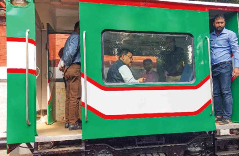 পরিত্যক্ত লোহা দিয়ে তৈরি রেলের বগি!