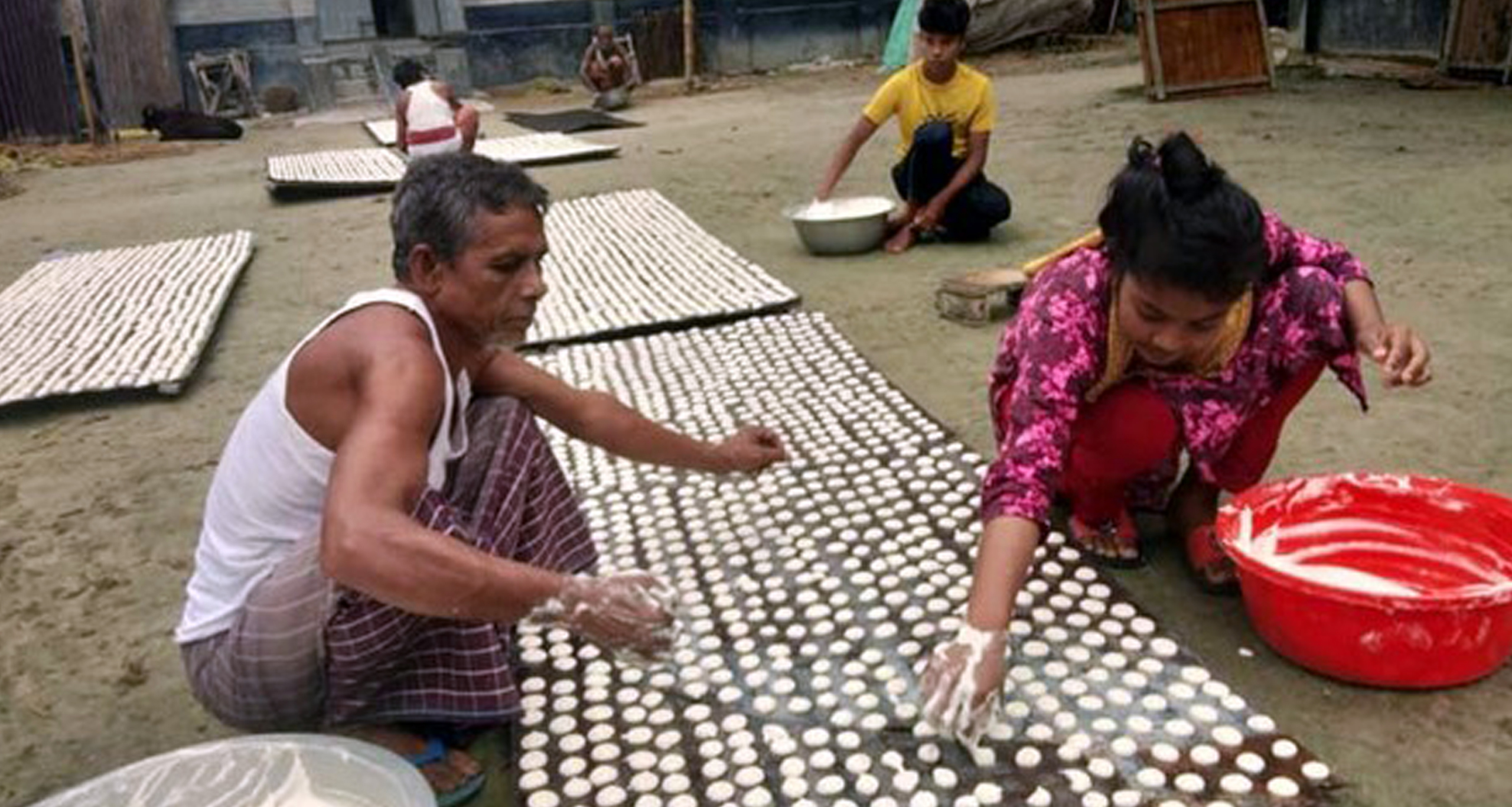 ডালের বড়ায় চলে অর্ধশত পরিবারের সংসার ডালের বড়ায় সংসার