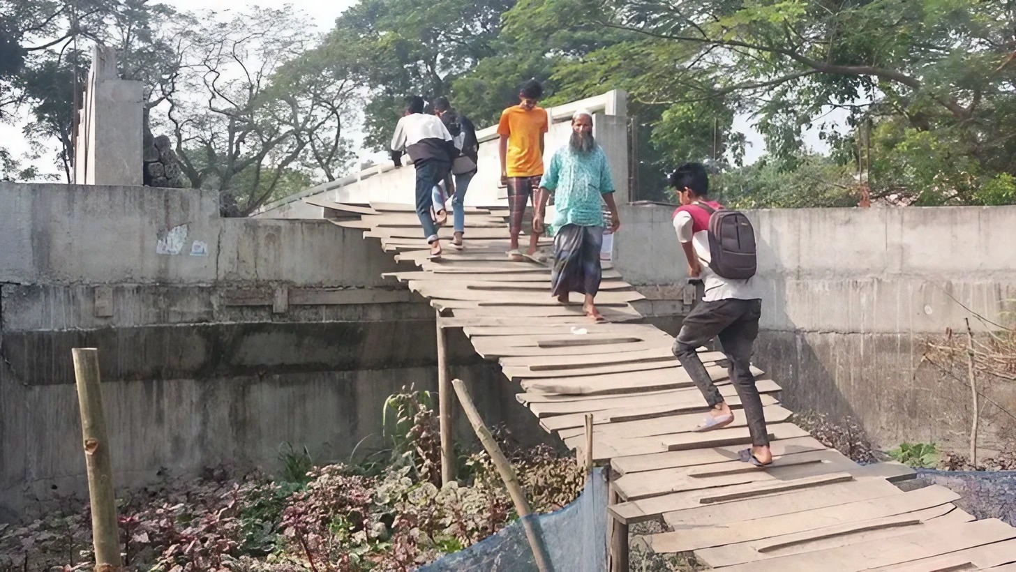 ৩ কোটি টাকার সেতুতে উঠতে ৩০ ফুটের কাঠের মই! ব্রিজ