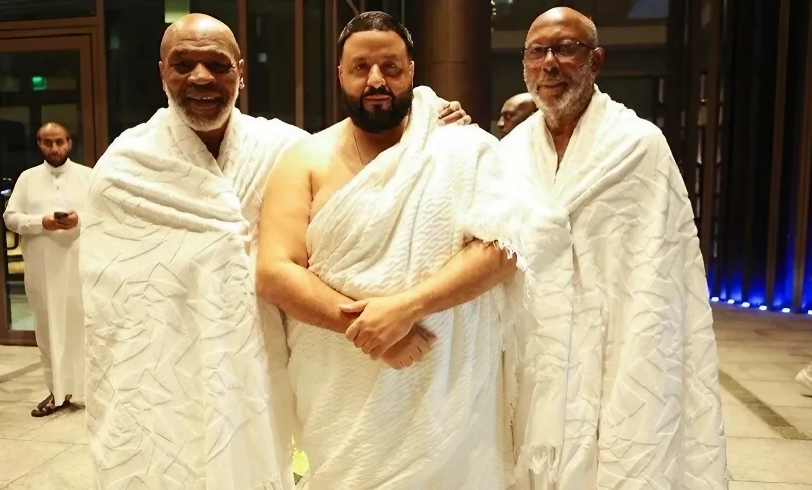 মক্কায় পবিত্র কাবা ঘরের সামনে চোখর জলে ভাসলেন মাইক টাইসন ও খালিদ মক্কা